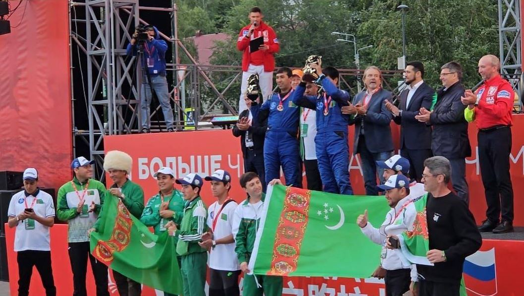 «Ýüpek ýoly» rallisinde islendik ýolda ýöreýän awtoulaglaryň hasabynda Toýlyýewiň ekipažy ýeňiji boldy