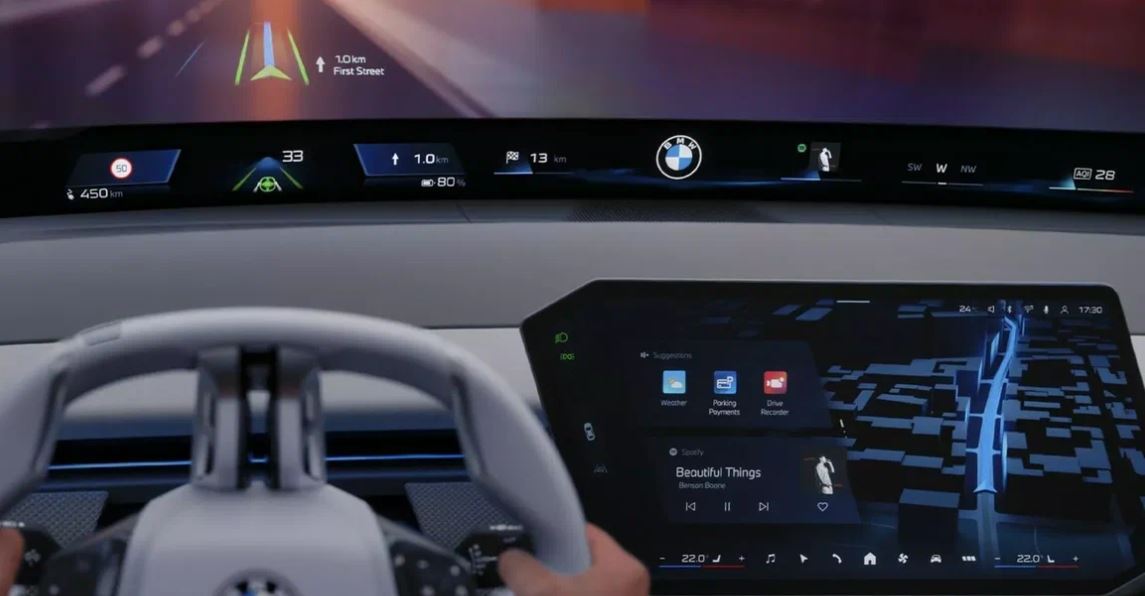 BMW tutuş alyn aýnasy projeksiýaly iDrive ulgamyny görkezdi