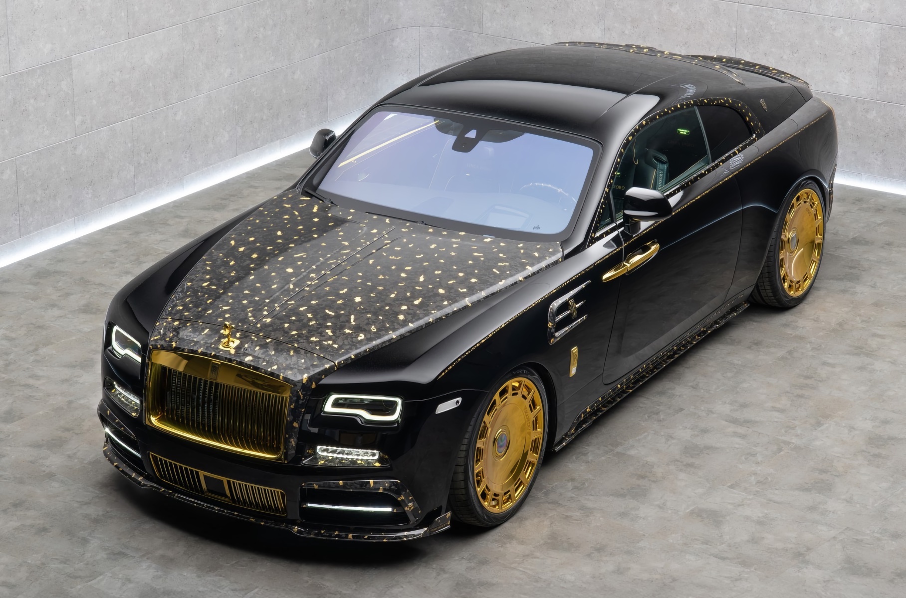 Mansory представило Rolls-Royce Wraith, декорированный чистым золотом