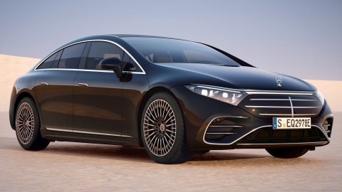 Электрический Mercedes-Benz EQS 2025 проезжает 822 км без остановки