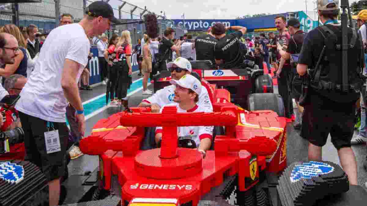 Пилоты Формулы-1 прокатились на гигантских болидах из Lego перед гонкой