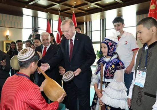 Türkiýäniň Prezidentine türkmenistanly çagalar türkmen tahýasyny we dutar sowgat berdiler