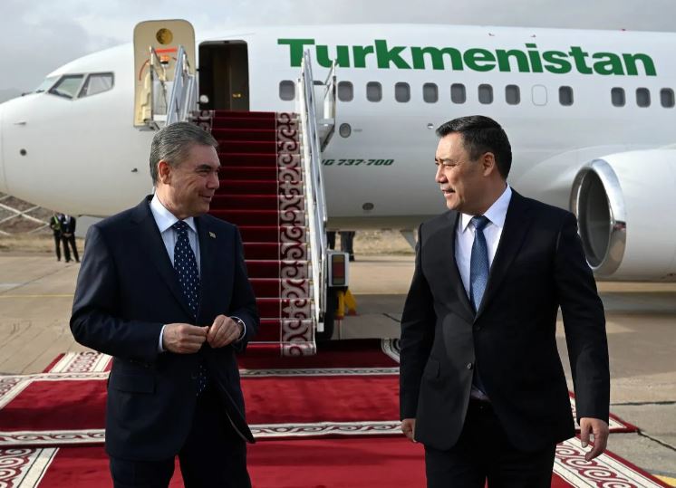 Gurbanguly Berdimuhamedow Gyrgyzystana sapar bilen bardy