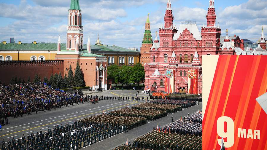 Президент Туркменистана принимает участие в параде Победы в Москве