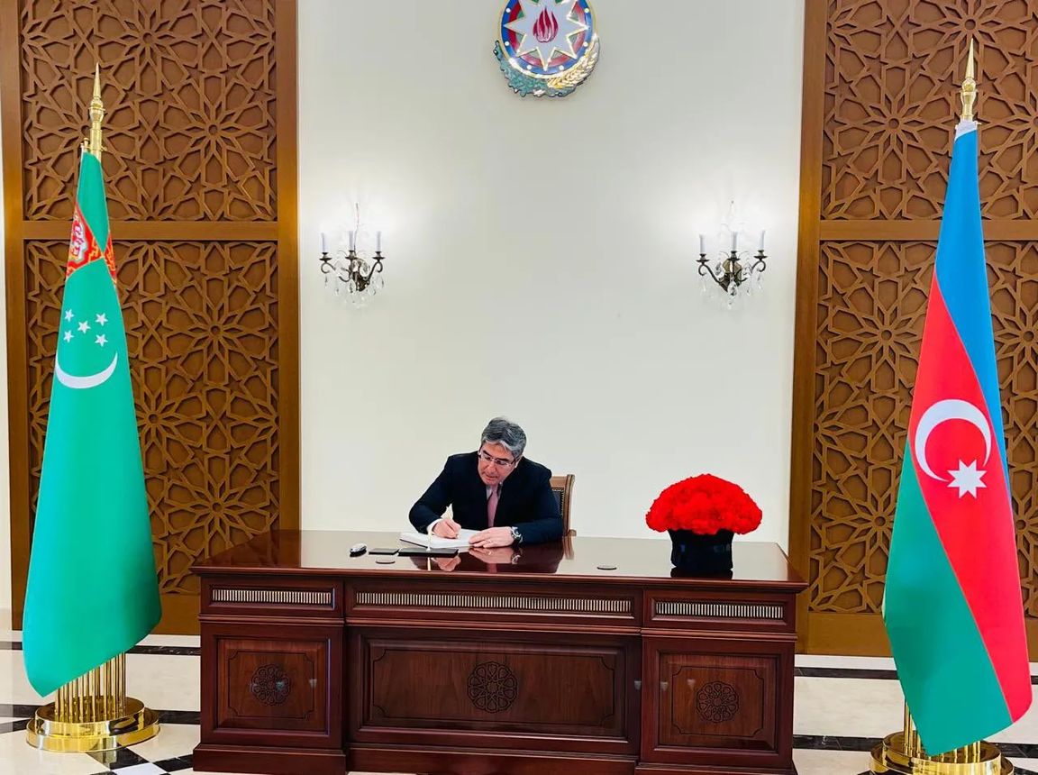 В посольстве Азербайджана в Ашхабаде открыта книга памяти по случаю авиакатастрофы