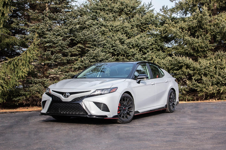 «Toyota Corolla» we «Camry» ulaglarynyň bahasynyň düşürilmegi brendiň önümleriniň satuwyny artdyrdy