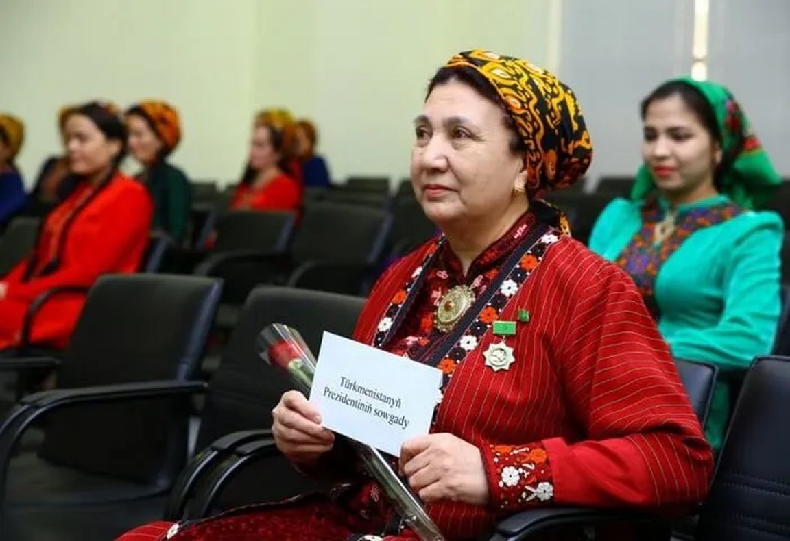 Женщинам Туркменистана к 8 марта подарят по 60 манатов