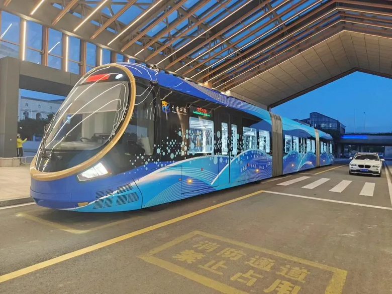 «Köçedäki metro» ýolsuz ugurda: “Super Virtual Rail Train” Hytaýdaky hereketine başlady