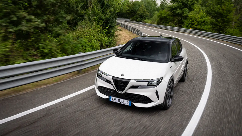 «Alfa Romeo Junior Veloce» hödürlendi: Täze ulagyň bahasy yglan edildi