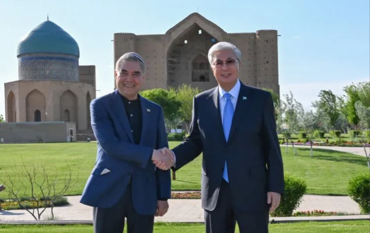 Gurbanguly Berdimuhamedow Hoja Ahmet Ýasawynyň mawzoleýine baryp gördi