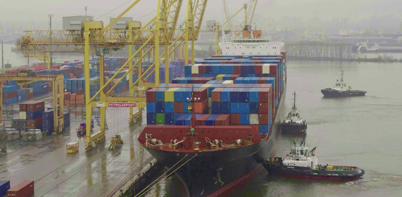 Контейнеровоз вместимостью 4843 TEU впервые прошел по Северному морскому пути