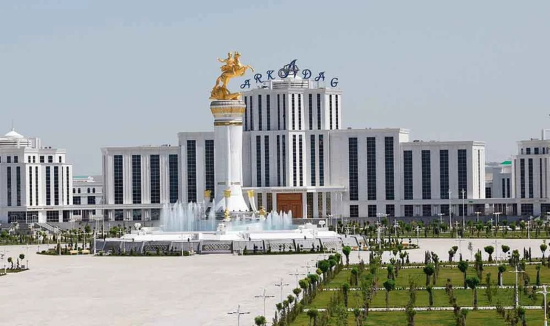 Arkadag şäher häkimligi Aşgabat — Gökdepe ýolunda gurluşyk-gurnama işleriniň başlandygyny habar berdi