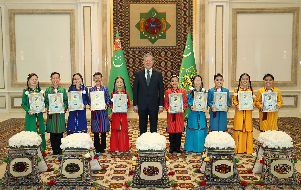 President Gurbanguly Berdimuhamedov received reports from the hyakims of the velayats