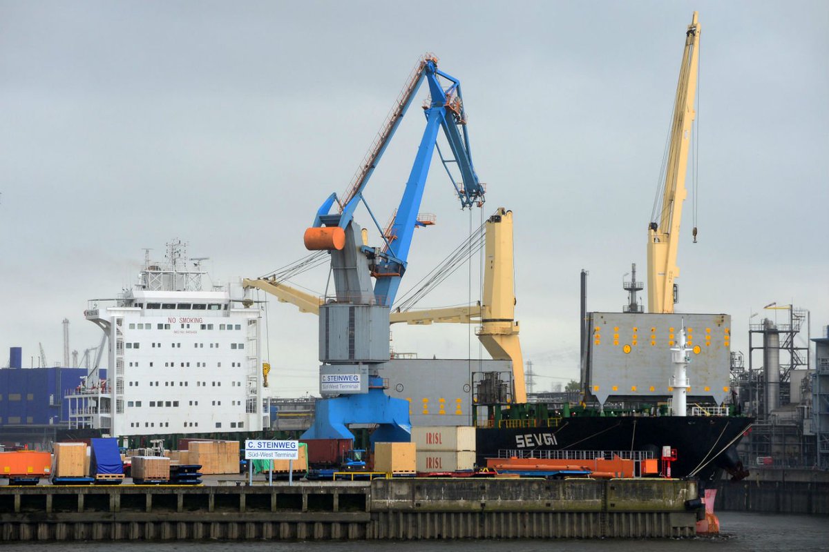 Iranian shipping company provided 300 containers to send cargo to Russia