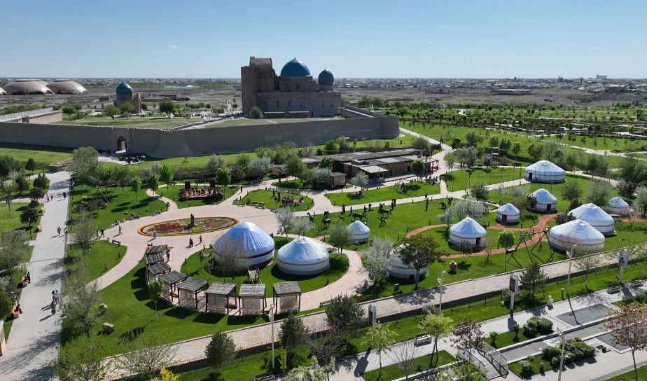 Gurbanguly Berdimuhamedow Gazagystanda «Etnoaul» milli-medeni toplumy we «Turkistan Visit Centre» syýahatçylyk maglumat merkezi bilen tanyşdy