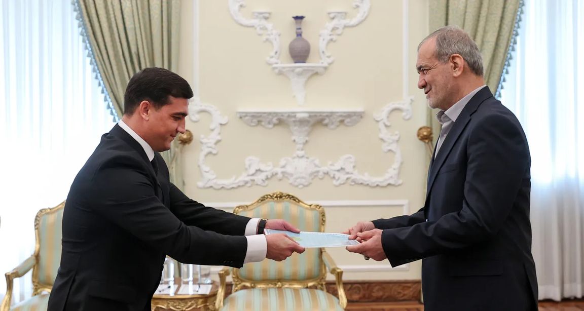 Посол Туркменистана вручил верительные грамоты Президенту Ирана